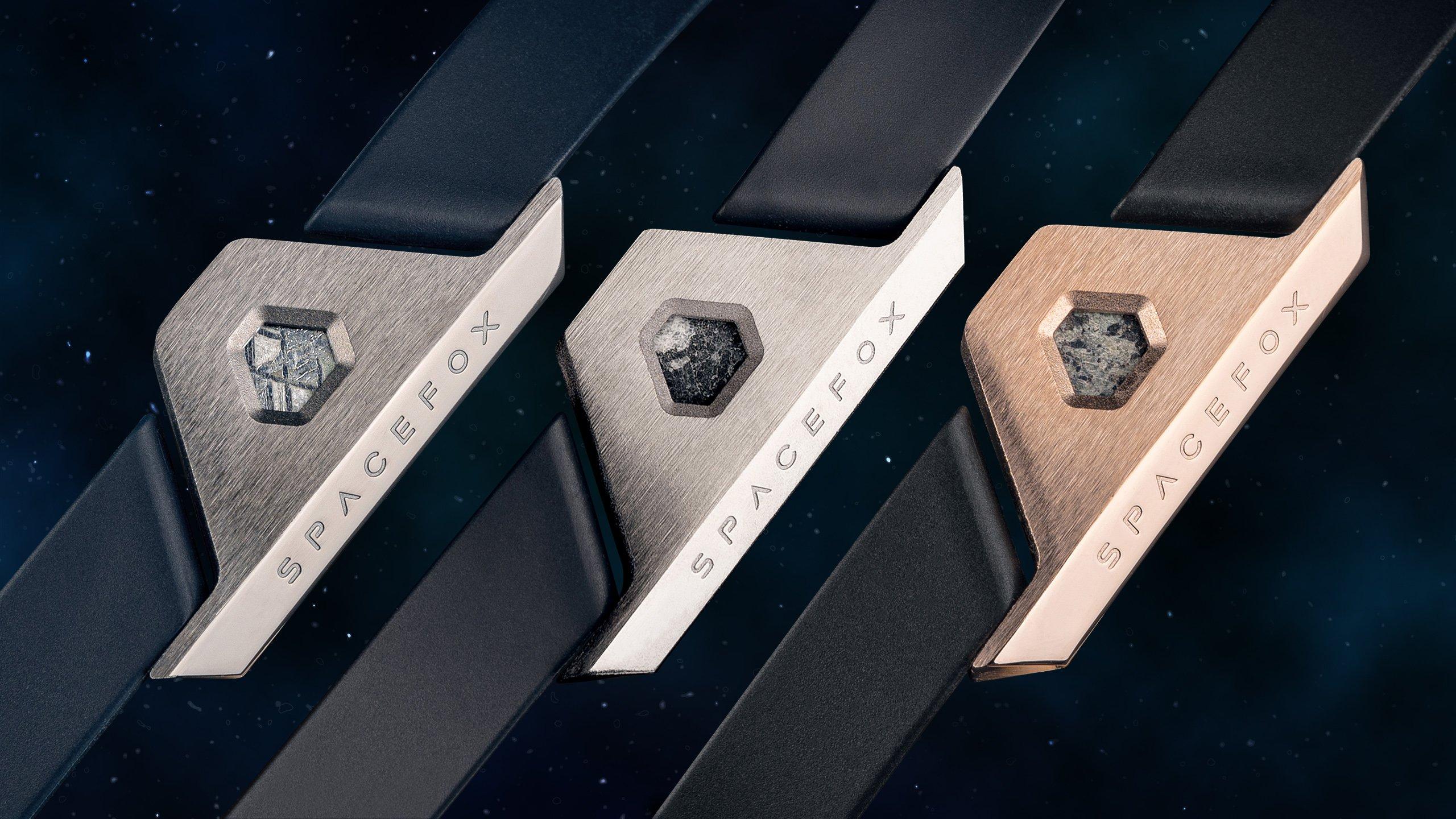 Trois versions du bracelet Spacefox Collision contenant chacun une sidérite, une météorite lunaire et une météorite martienne